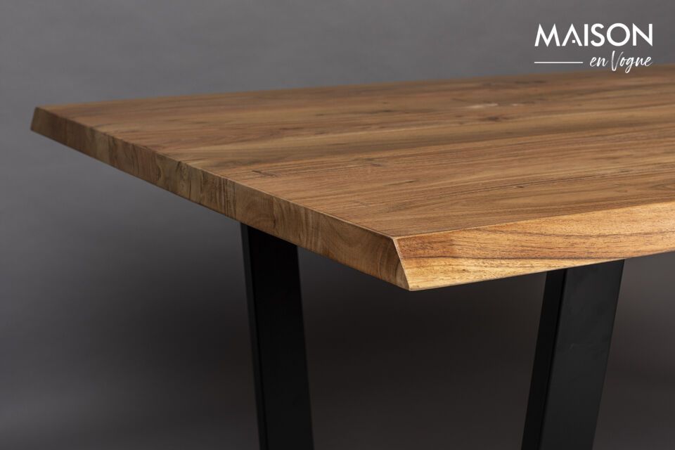 Entdecken Sie die Robustheit und elegante Schlichtheit unseres Esstisches aus braunem Holz mit einer