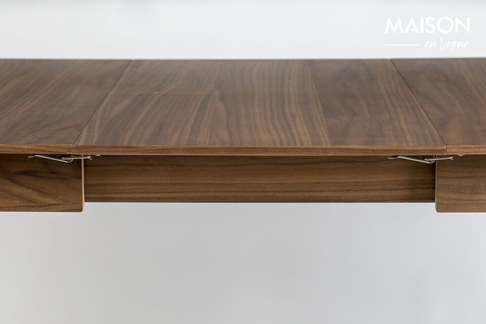 Entdecken Sie die Eleganz und Vielseitigkeit unseres Esstisches aus braunem Holz
