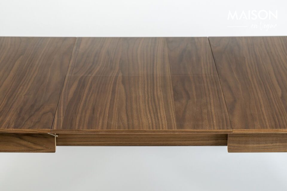Mit seinen anfänglichen Maßen von 120x80 cm eignet sich dieser Tisch perfekt für kleine Räume