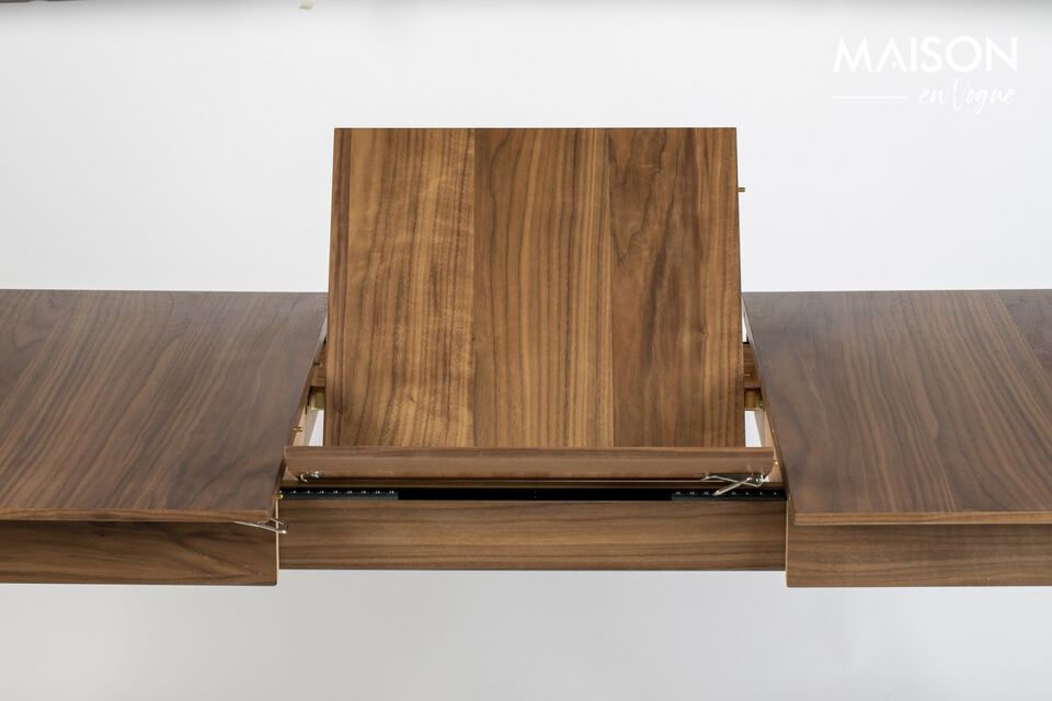 Der Tisch ist aus hochwertigem Holz gefertigt und vereint Haltbarkeit und Stil