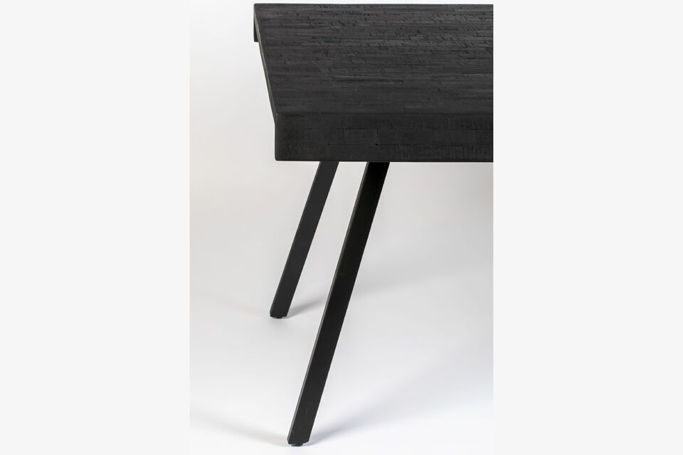 Die tiefschwarze Farbe des Tisches verleiht Ihrem Esszimmer einen Hauch von moderner Raffinesse und