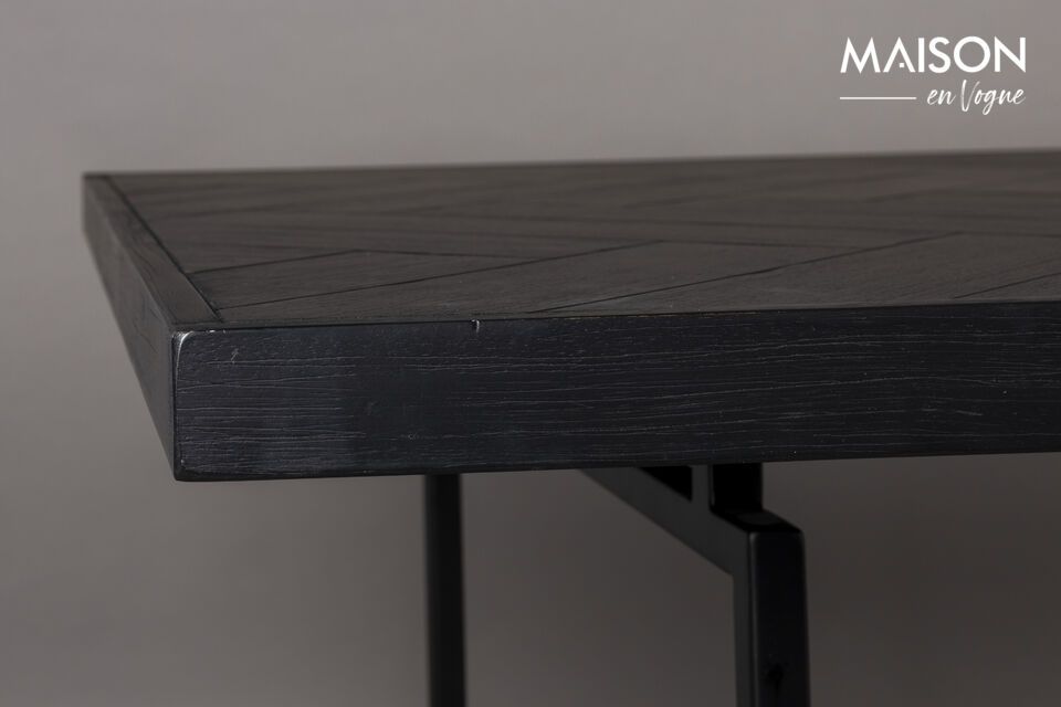 Der Tisch ist aus hochwertigem Holz gefertigt und hat ein tiefschwarzes Finish