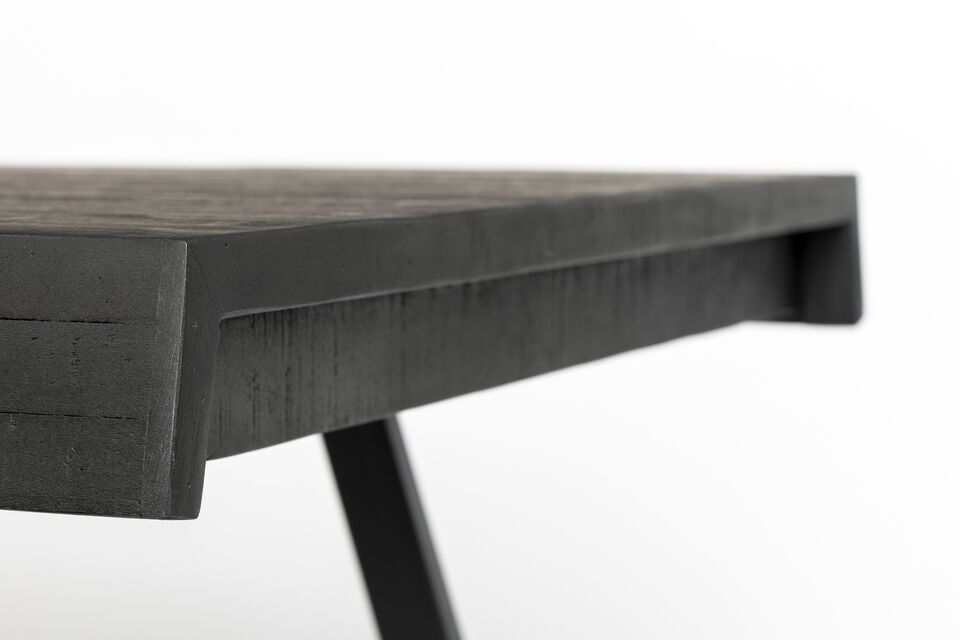 Der Tisch Suri vereint Nachhaltigkeit mit modernem Design