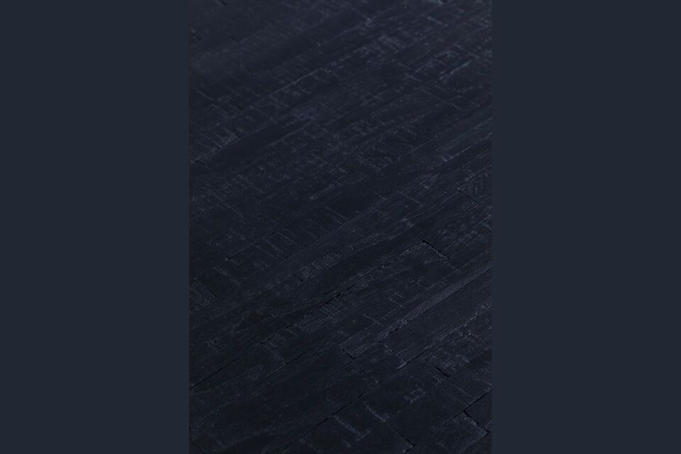 Sein schlichtes Design und die makellose Verarbeitung machen ihn zu einem eleganten Mittelpunkt in