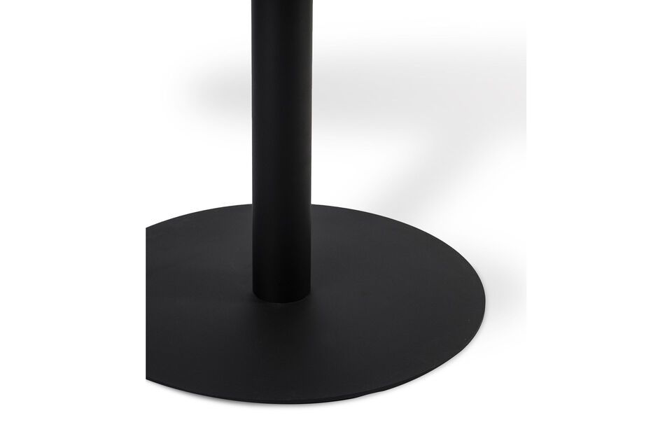 Der Esstisch aus schwarzen Marmorplatten ist ein zeitgenössisches Möbelstück mit raffinierten
