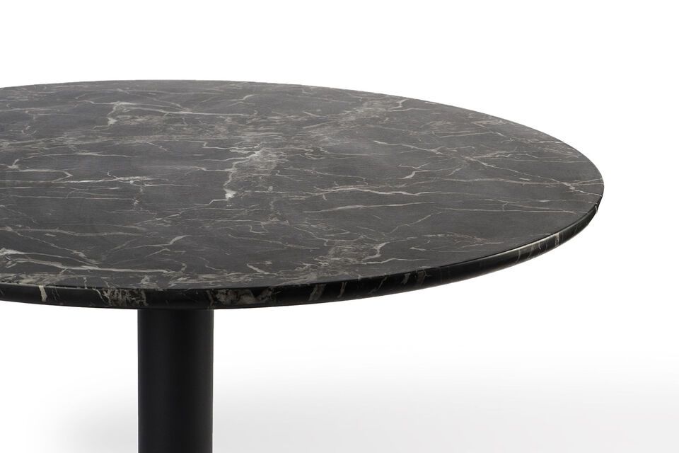 Er besteht aus einer Tischplatte in schwarzer Steinoptik mit Marmormuster
