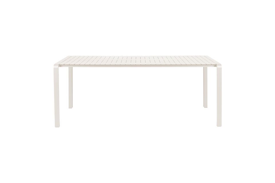 Dieser Tisch eignet sich perfekt für ein Mittagessen in der Sonne und sieht mit seinen klaren