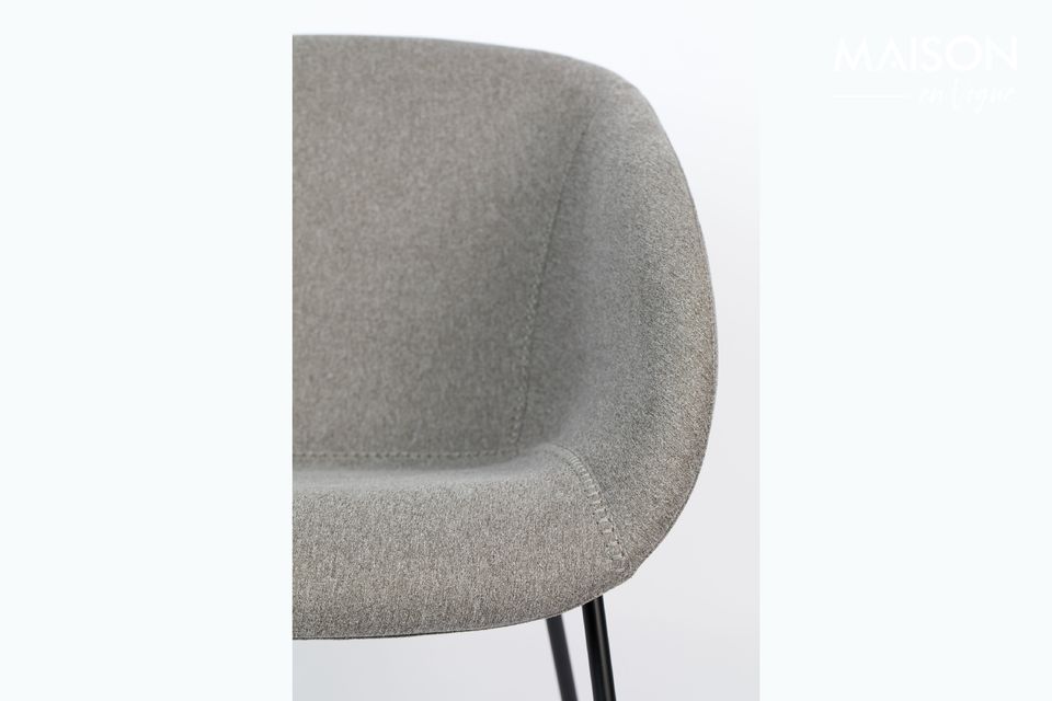 Mit seinen klaren Linien, ausgestattet mit Armlehnen, handelt es sich um einen eleganten Stuhl