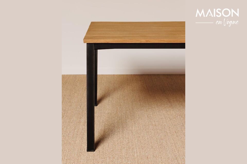 Dieser Tisch wurde so entworfen, dass er sich harmonisch in alle Arten von Außenbereichen einfügt