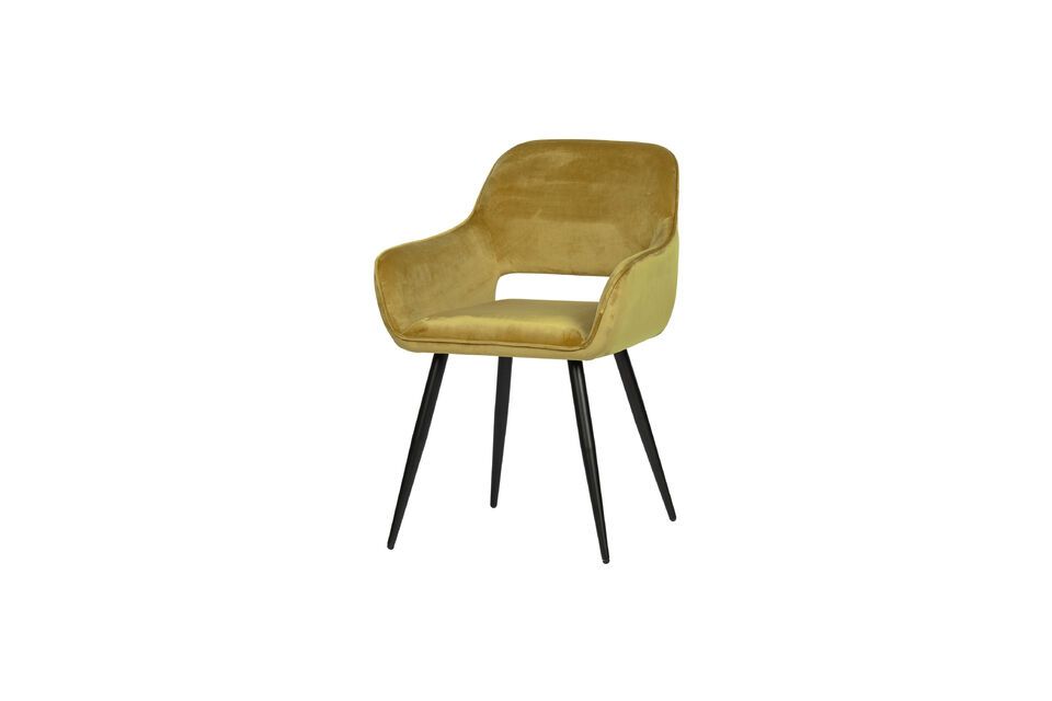 Mit seiner Mischung aus Retrokurven und modernem Design findet der Stuhl Jelle leicht seinen Platz