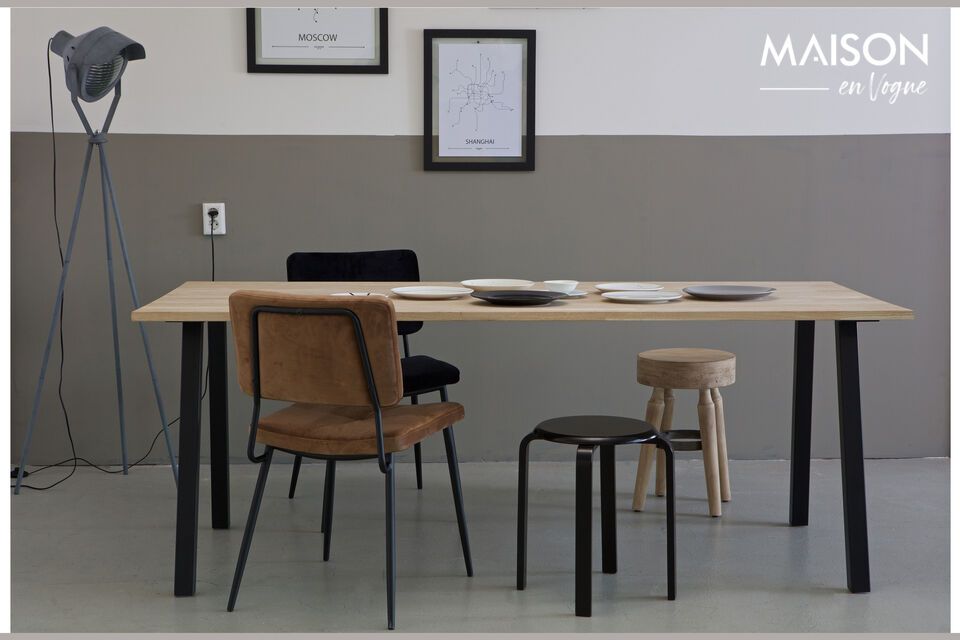 Gestalten Sie Ihren idealen Tisch! Mit seinem eleganten Design aus mattschwarzem Stahl passt dieser