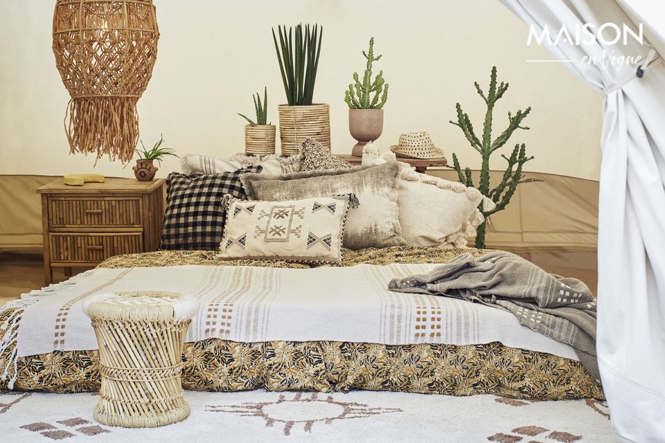 Schöner marokkanisch inspirierter Ethnoteppich aus elfenbeinweißer Baumwolle mit braunen Motiven