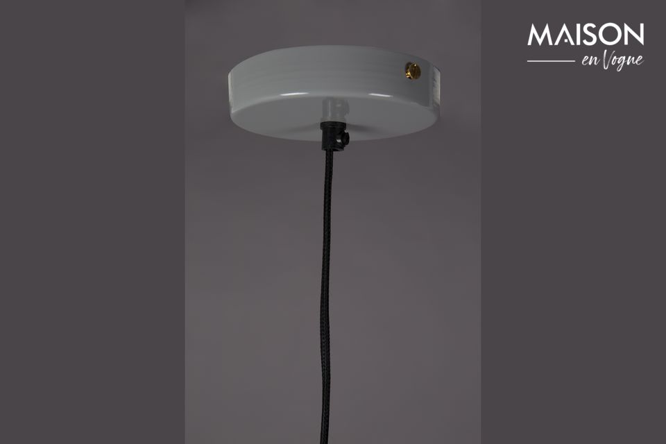 Diese Lampe kommt aus einer anderen Zeit und erinnert an eine Scheunenlampe oder ein Modell aus