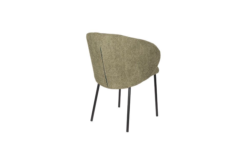 Mit einer Größe von 58x48x70 cm fügt sich dieser Stuhl harmonisch in verschiedene Einrichtungen