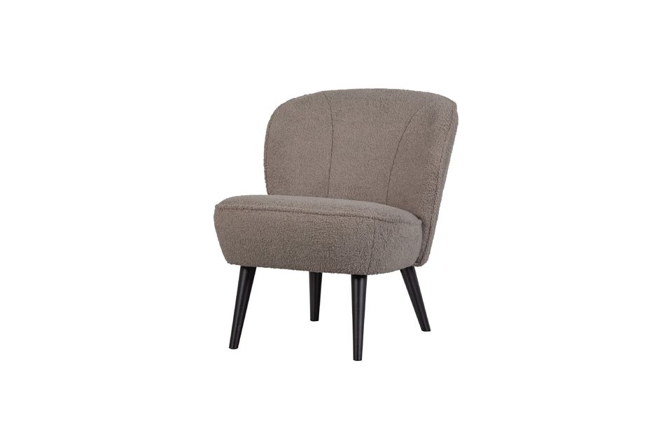Der Sessel Teddy Grau Sara wirkt dank seiner angenehmen Formen erstaunlich schlank