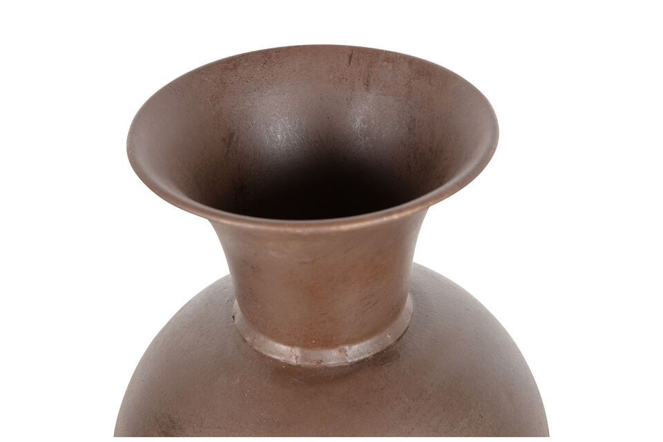 Die Vase besteht aus einem Metall mit einer im Laufe der Zeit braun gewordenen Beschichtung