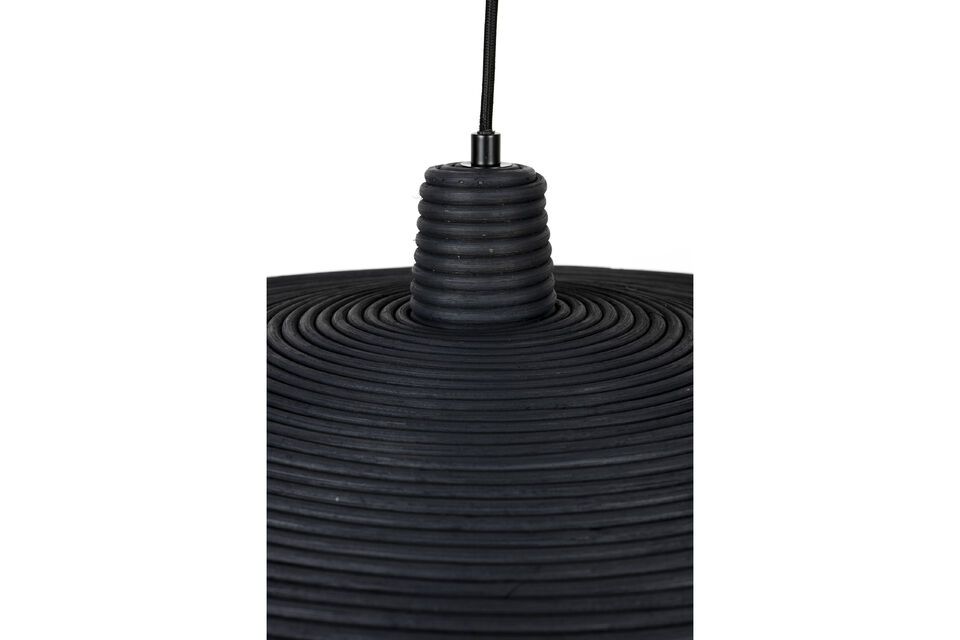 Mit einer Höhe von 150 cm und einem Durchmesser von 60 cm wurde diese große Hängeleuchte von