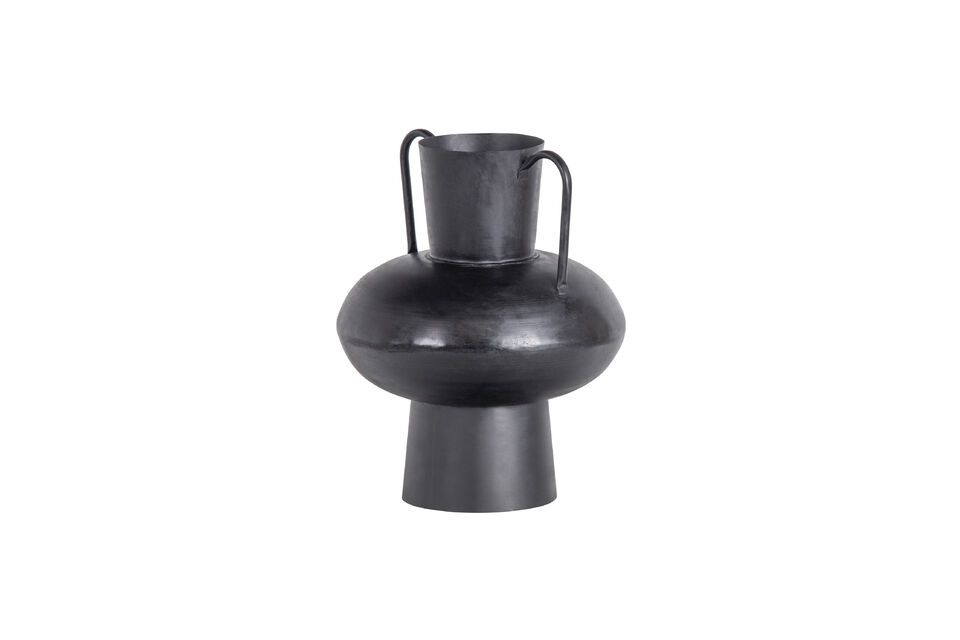 Die Vase Vere ist aus mattschwarzem Metall gefertigt und kann kein Wasser aufnehmen
