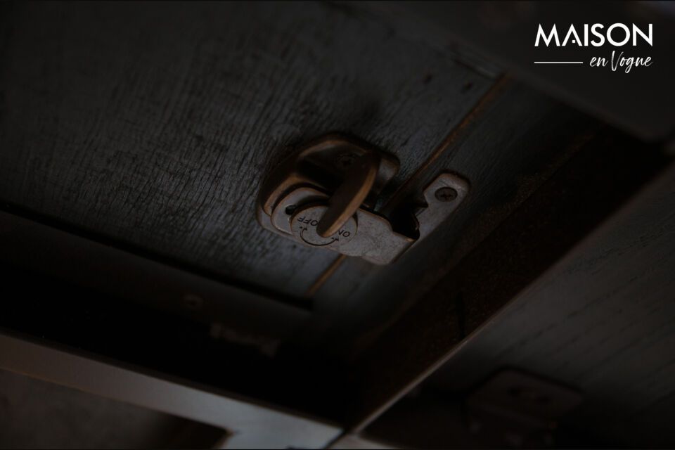 Er ist fest auf einer braunen Metallrohrstruktur montiert