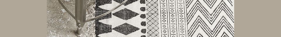 Materialbeschreibung Großer gemusterter Teppich aus grau-schwarzem Stoff Block