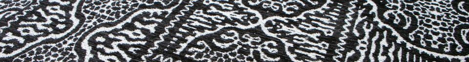 Materialbeschreibung Großer schwarz-weißer Stoffteppich Renna