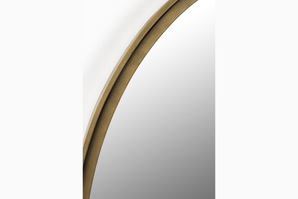 Mit seinen großzügigen Abmessungen von 60 cm Länge und 160 cm Tiefe ist dieser Spiegel nicht nur