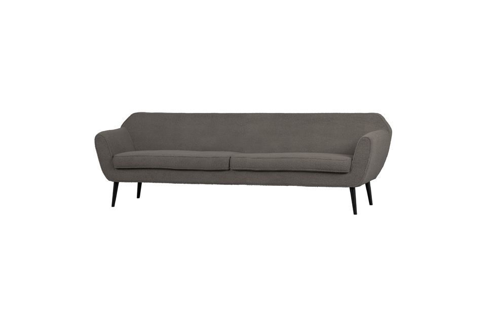 Dieses zweisitzige Sofa mit schlichtem Design hat eine plüschige Stoffpolsterung in Dunkelgrau und