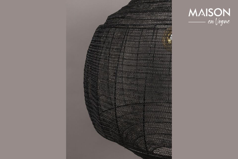 Entdecken Sie die schlichte, aber markante Eleganz unserer Hängeleuchte Meezam aus schwarzem Eisen