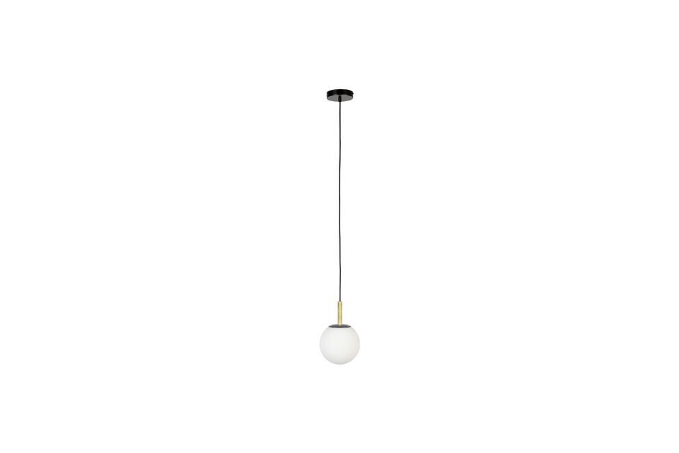 Die aus mattem Opalglas und schwarzen Metalldetails gefertigte Lampe soll mit ihrem weichen