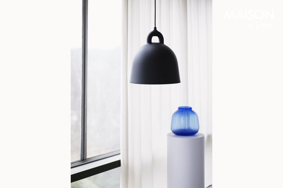 Die Lampe Bell wurde 2012 von Andreas Lund & Jacob Rudbeck entworfen und schmückt jeden Raum im