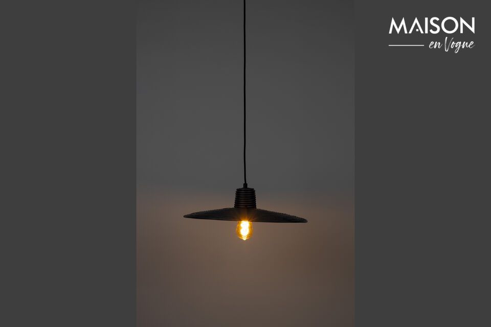 Verschönern Sie Ihren Raum mit unserer eleganten Hängeleuchte aus Rattan.