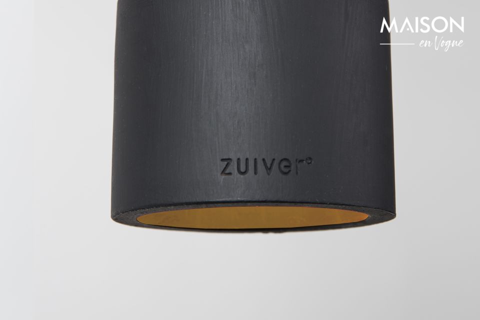 Der schwarz gestrichene Lampenschirm aus Beton ist mit den Buchstaben der Marke Zuiver graviert