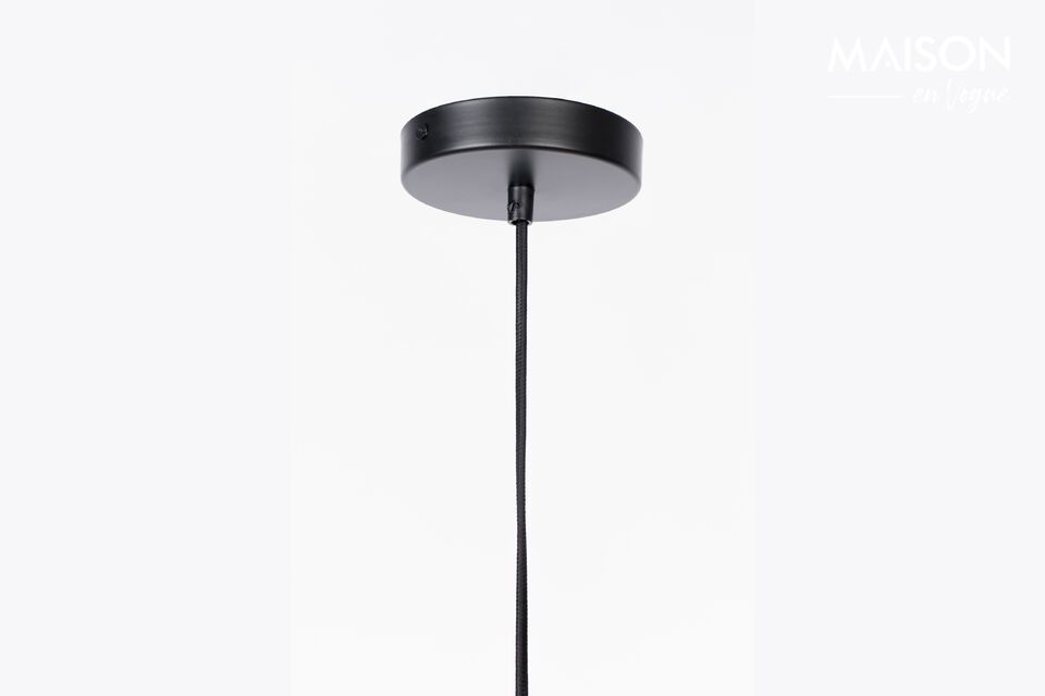 Das fein gearbeitete Glas sorgt für eine optimale Lichtverteilung und schafft eine einladende und