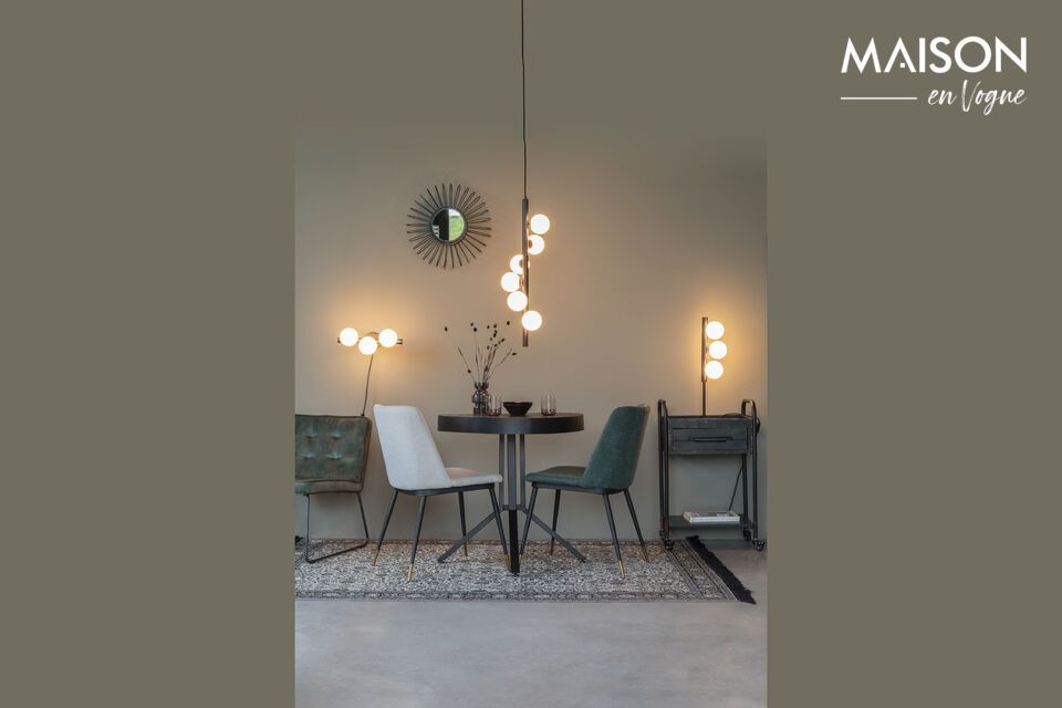 Entdecken Sie moderne Eleganz mit unserer Hängeleuchte aus schwarzem Glas.