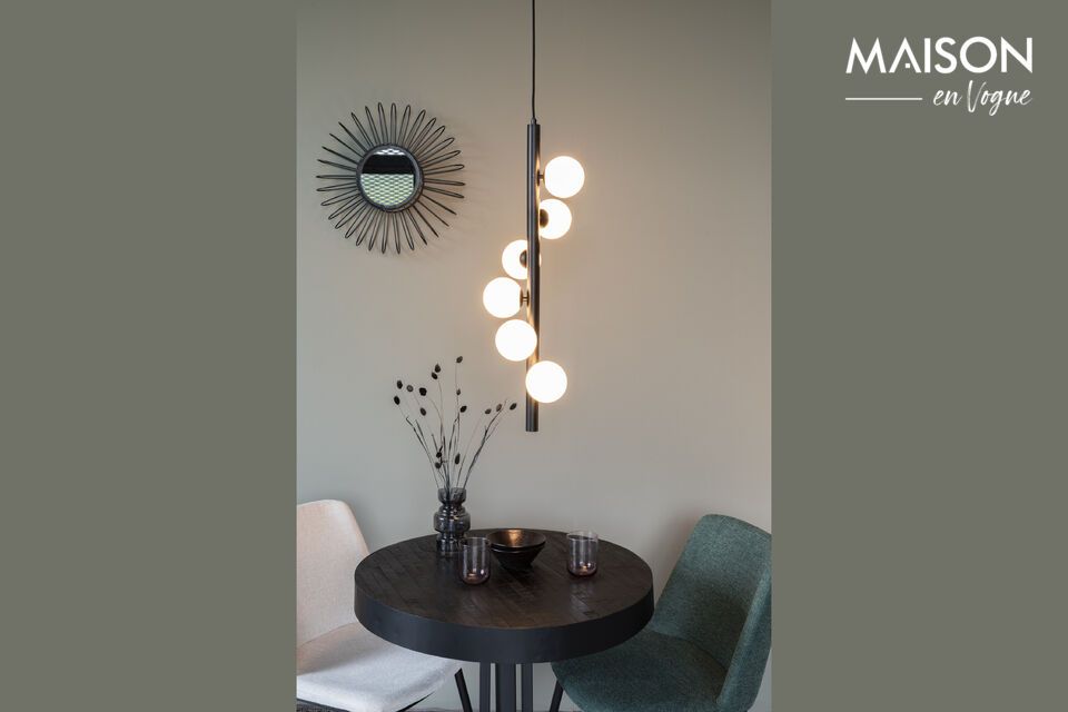 Bringen Sie mit unserer Hängeleuchte aus Glas und schwarzem Metall einen Hauch von moderner Eleganz