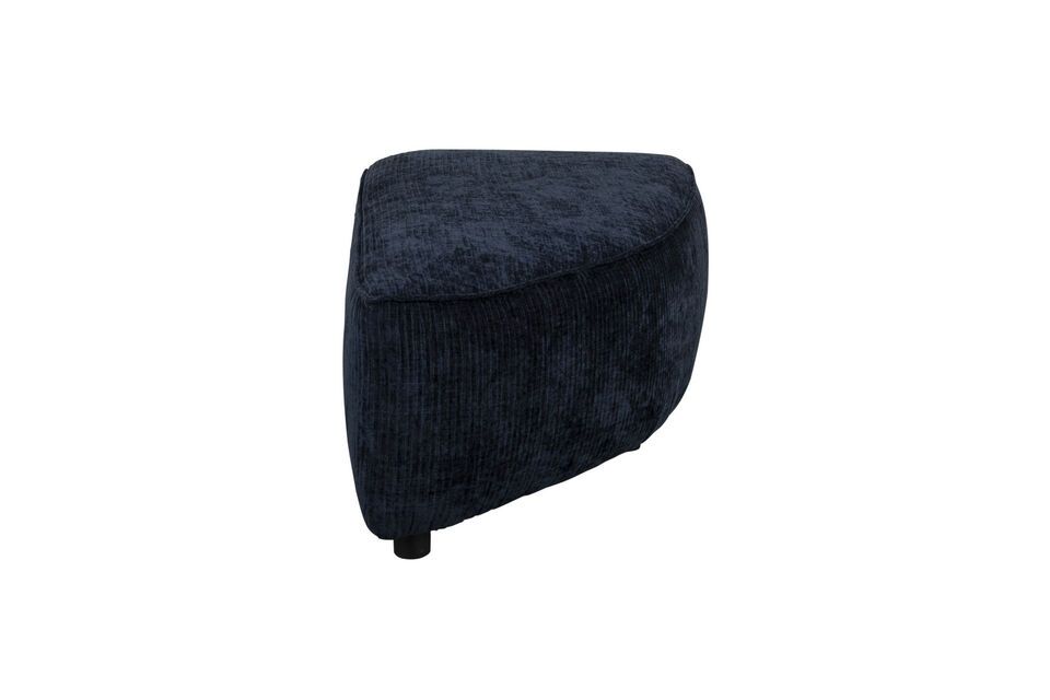 Mit diesem eleganten Hocker aus blauem Stoff können Sie mit Konfigurationen spielen