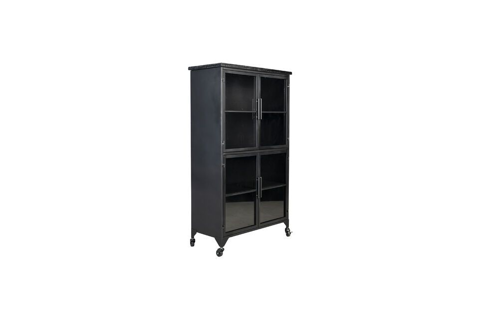Verleihen Sie Ihrem Raum einen Hauch von Eleganz und Funktionalität mit der hohen Holzvitrine in