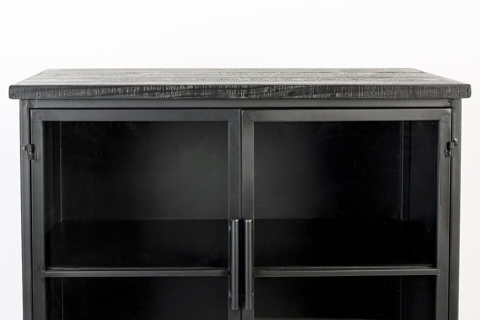 Das mattschwarze Möbelstück besteht aus fein geöltem Holz und robustem Metall und bietet eine