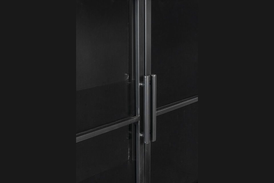 Diese separate Einheit verfügt über magnetische Glastüren