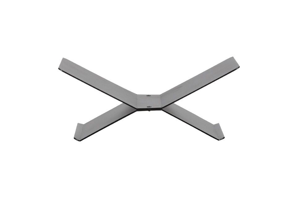 Das Metall ist mit einem schwarzen Pudereffekt überzogen