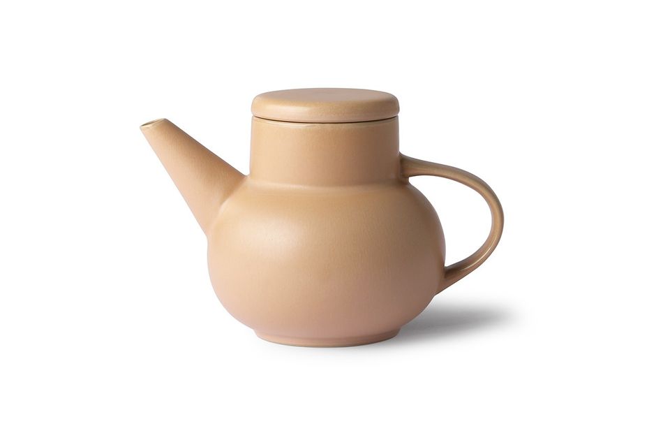 Die Teekanne Alaigne bietet mit ihren großzügigen Formen ein abgerundetes Design aus sandfarbener
