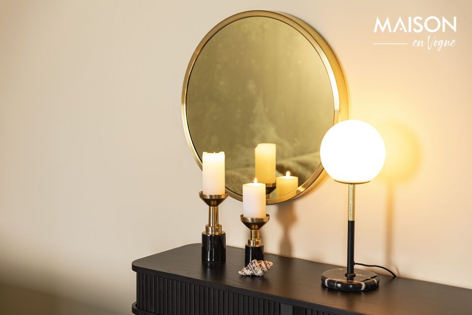 Verleihen Sie Ihrem Zuhause einen Hauch von Glamour mit unserem eleganten schwarzen Kerzenhalter.