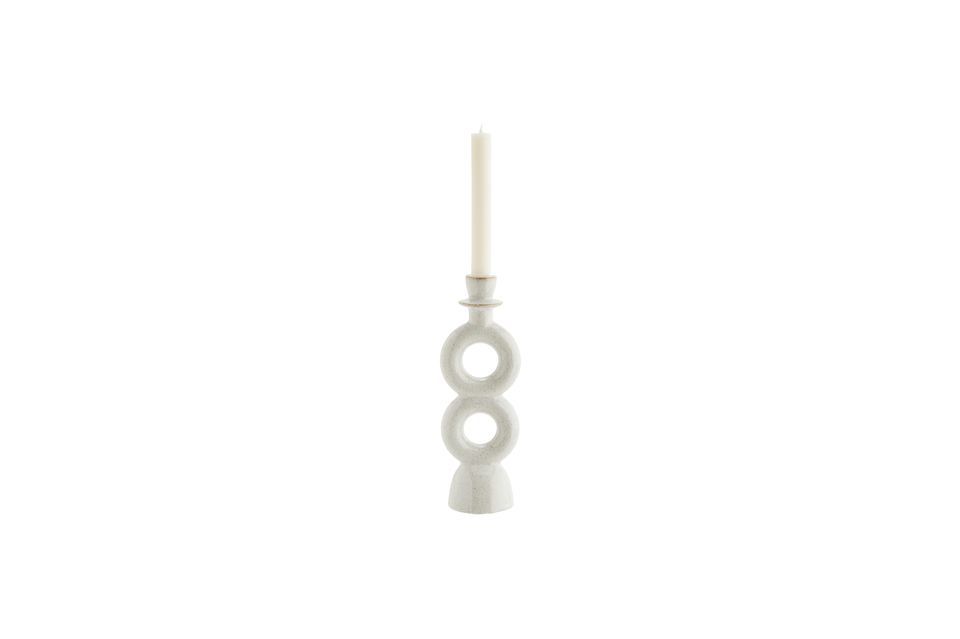 Der Kerzenhalter Boucle aus weißem Steingut ist schlicht und elegant und verleiht Ihrem Zuhause