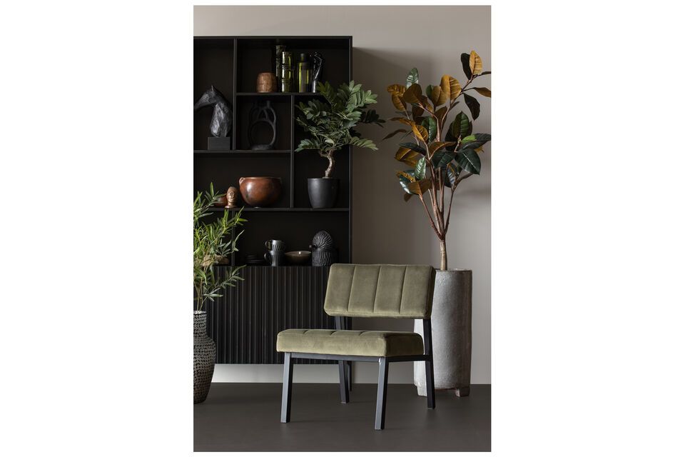 Kaja-Sessel aus Holz und grünem Samt, bequem und designorientiert.