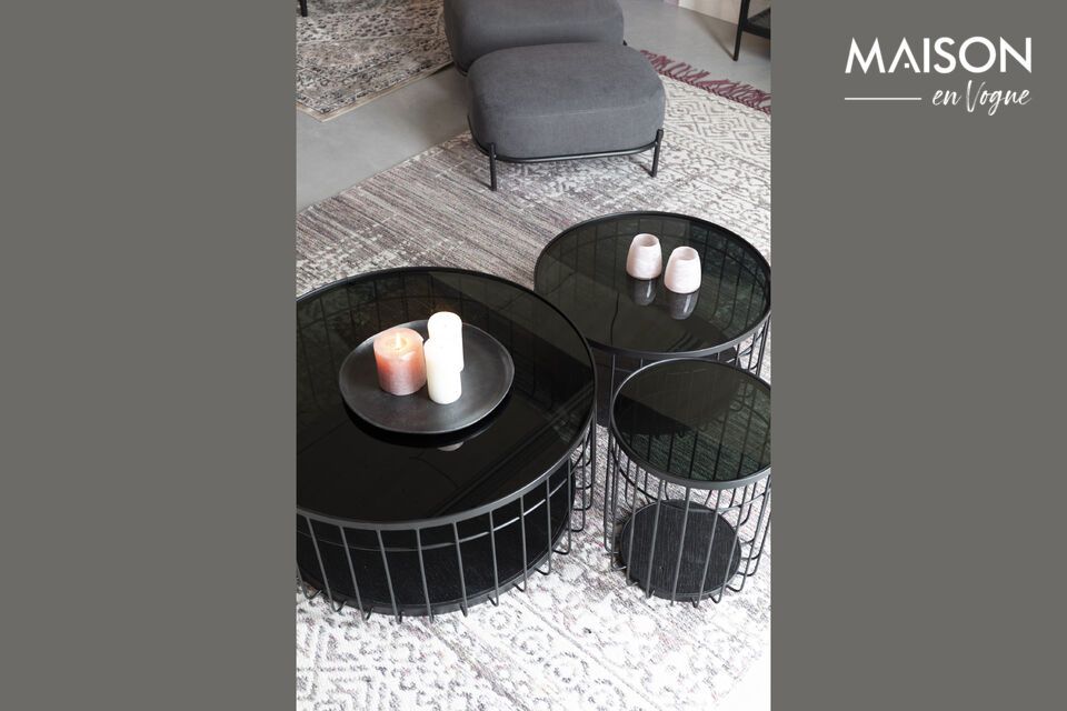 Der Couchtisch ist aus hochwertigen Materialien gefertigt und besteht vollständig aus schwarzem