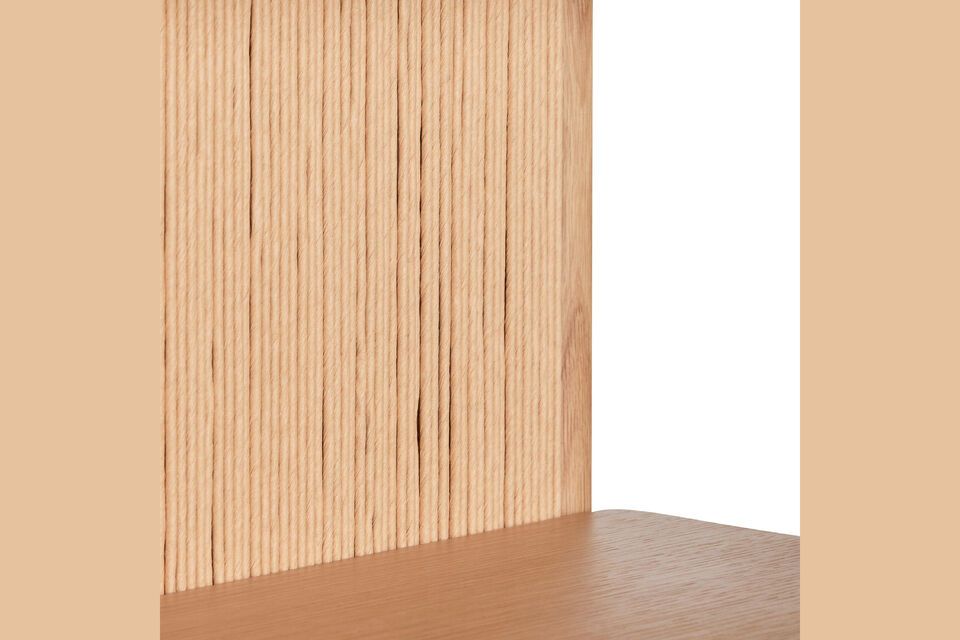 Das aus hochwertigem Holz gefertigte Regal bietet praktischen Stauraum und behält dabei sein