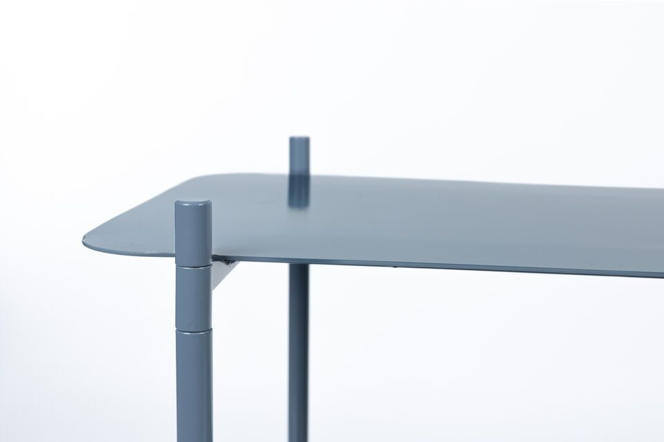 Entdecken Sie Ihren Raum neu mit der Vielseitigkeit und Eleganz der River Blue Iron Console