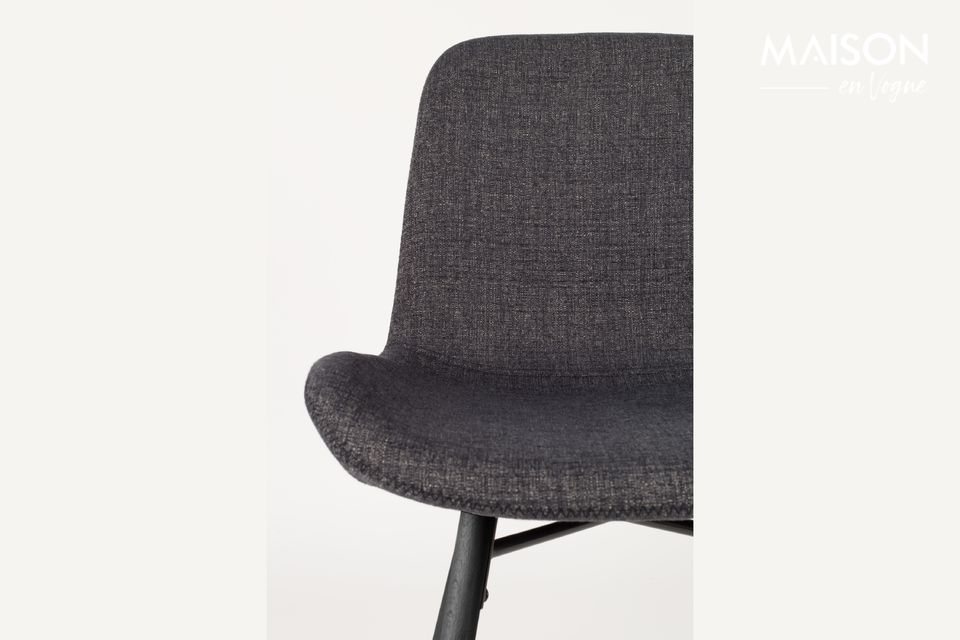 Ein Stuhl mit solider Struktur und zeitlosem Design