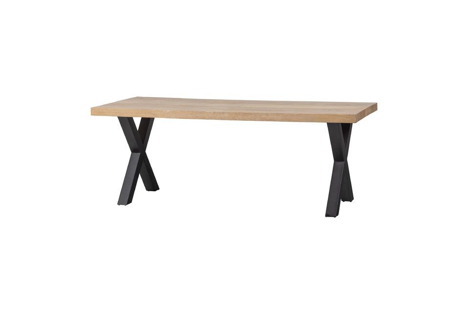 Mit seiner kalkgewaschenen Oberfläche und dem Metallbein aus Alkmaar ist dieser Tisch robust und