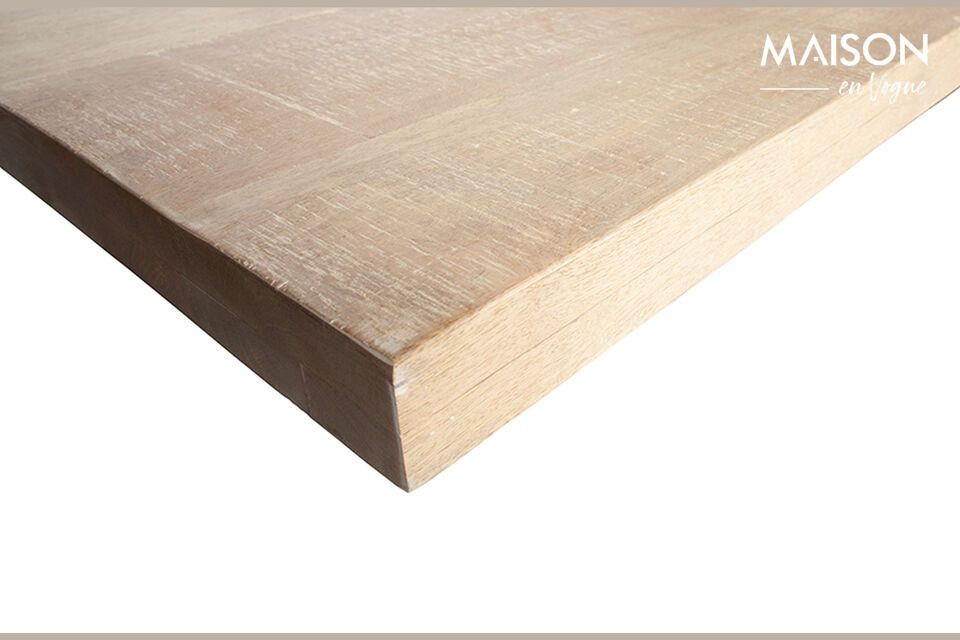 Die 5,5 cm dicke Tischplatte aus Mangoholz bietet eine leichte Haptik und ein solides Aussehen